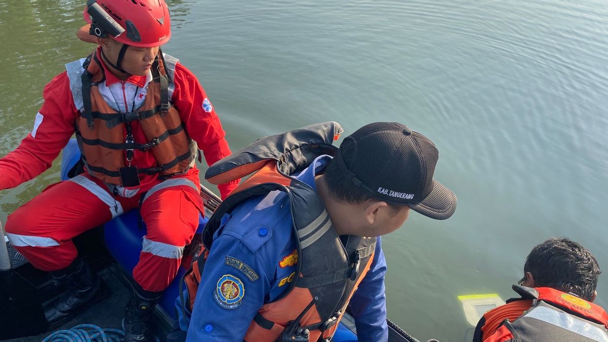 Indignant sans poisson, un pêcheur célibataire entre dans le lac Cisauk