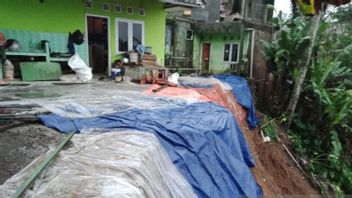 انهيار أرضي يضرب قريتين في كاباندونغان سوكابومي