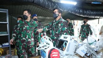 Le Commandant De La TNI Sidak Se Prête Rumkitlap RSAU Dr Esnawan Accueillir Les Patients COVID-19