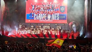 ملك ورئيس وزراء إسبانيا يشاركون في احتفالات لا روخا ببطولة يورو 2024