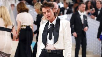 Potret Kristen Stewart dengan Gaya Edgy Hadiri Chanel Métiers d’Art di Tokyo