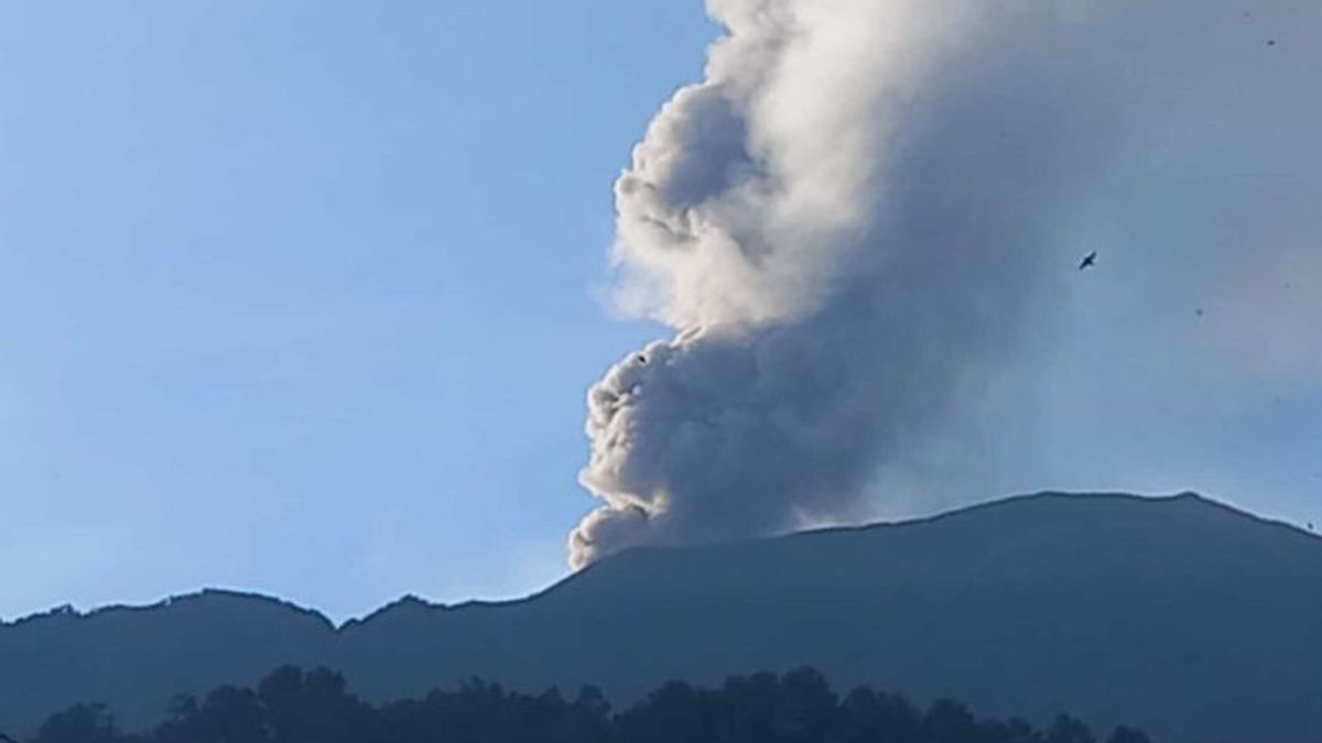 マラピ山再び噴火し、最大900メートルの灰を噴き出す