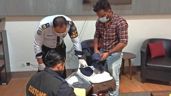 مواطن هندي اعتقل في مطار سويتا لتزوير جوازات السفر، ويدعي أنه يريد القيام بأعمال تجارية في إندونيسيا