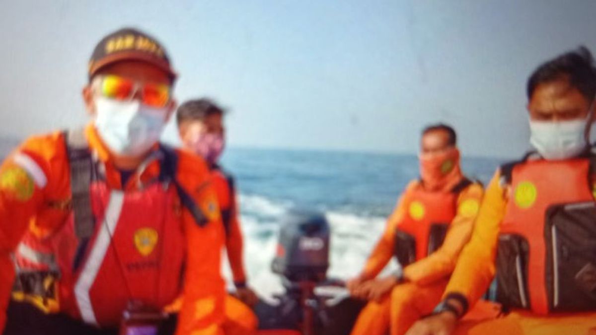 被Cibos Lebak Banten海滩拖曳的游客海浪被发现死亡
