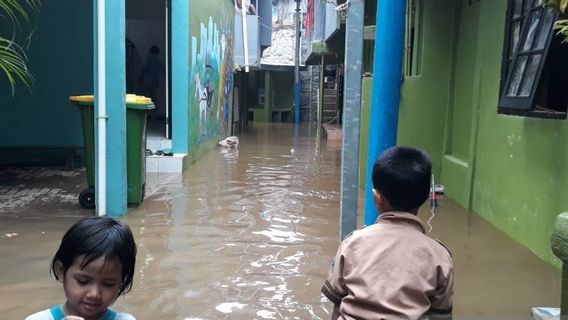 M. Anies Baswedan, Résident De Kebon Pala Dans L’est De Jakarta, Est Inondé En Raison Du Débordement De La Rivière Ciliwung