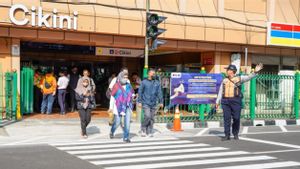 Cegah Penumpang KA Lompat Pagar Stasiun, Pemkot Jakpus Buatkan Pelican Crsossing