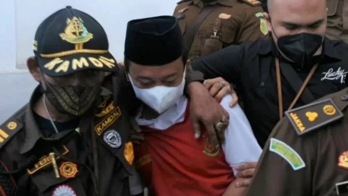 法律专家重视对强奸肇事者判处死刑 13 Santri Herry Wirawan充满正义感
