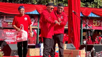 赤いジャケットを着たテテン・マドゥキ大臣が正式にPDIP幹部に就任