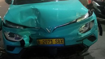 سائق سيارة أجرة Xanh SM يركض على دراجة نارية وسيارة في Kramat Jati