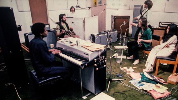 Alasan Penggemar Bakal Terkejut dengan <i>The Beatles: Get Back</i>, Sutradara: Sangat Intim, Bukan Dokumenter Musik