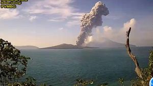 Gunung Anak Krakatau Semburkan Abu Setinggi 3 Kilometer