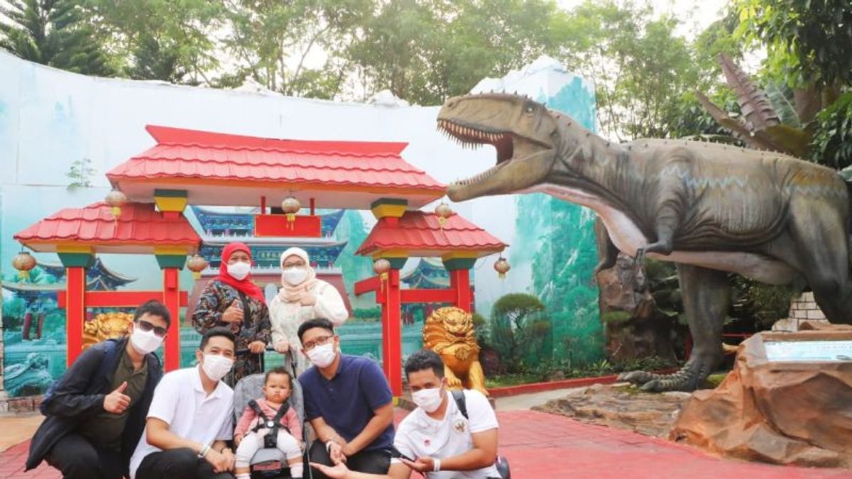 Ajak Keluarga Wisata ke Jatim Park 3, Gubernur Khofifah Jajal Dino Park Hingga Swafoto Bersama Pengunjung