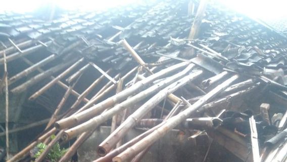 Hit By Strong Winds And Rain, Residents' Houses In Lebak Collapse
