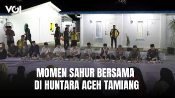 Les habitants touchés par la catastrophe ont partagé le sahur à Huntara Aceh Tamiang