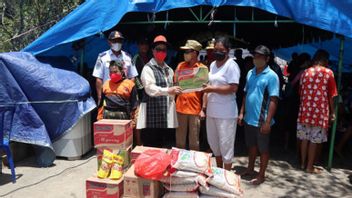 Katingan PKK Distributes Basic Food Aid To Central Kalimantan Flood Public Kitchen