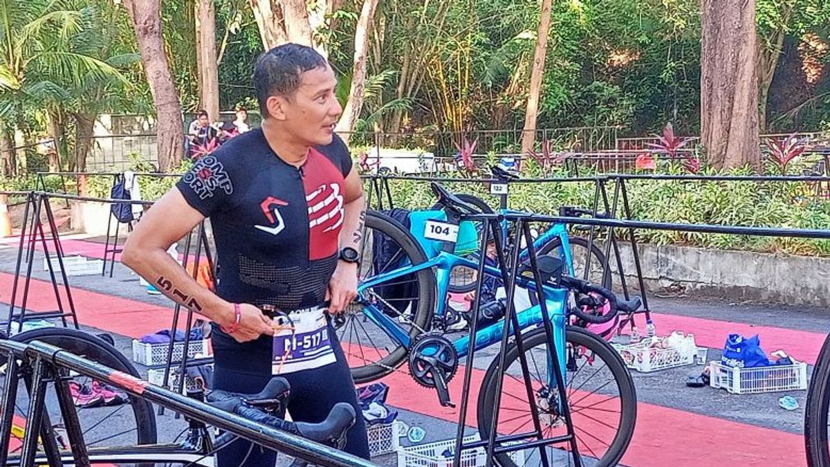 Menparekraf Sandiaga Uno Enthusiastically Participates In The Sport Tourism Competition In Sungailiat Triathlon 2023