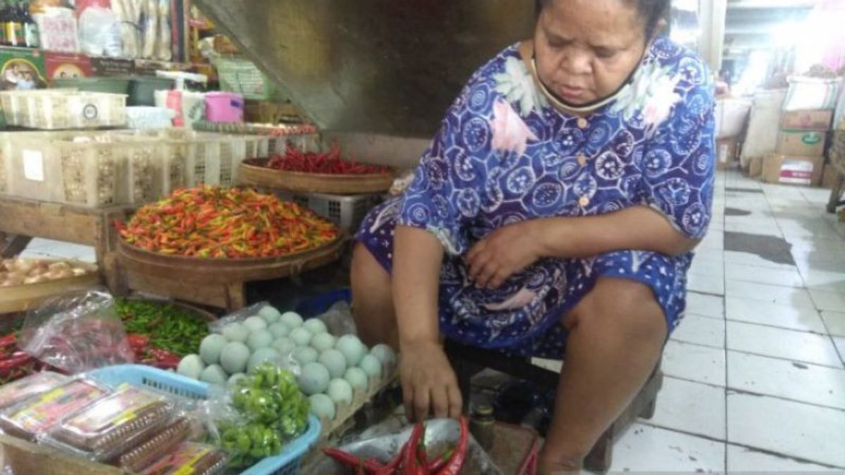 在圣诞节和新年之前，马迪翁市的斯台普斯价格飙升，卷曲辣椒玫瑰从15，000盾飙升至40，000印尼盾