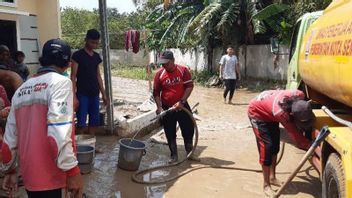 Ramai-ramai Gotong Royong Tangani Sisa Banjir di Semarang