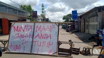 Residents Of Pattalasang Gowa Blockade Of Severely Damaged Axis Road