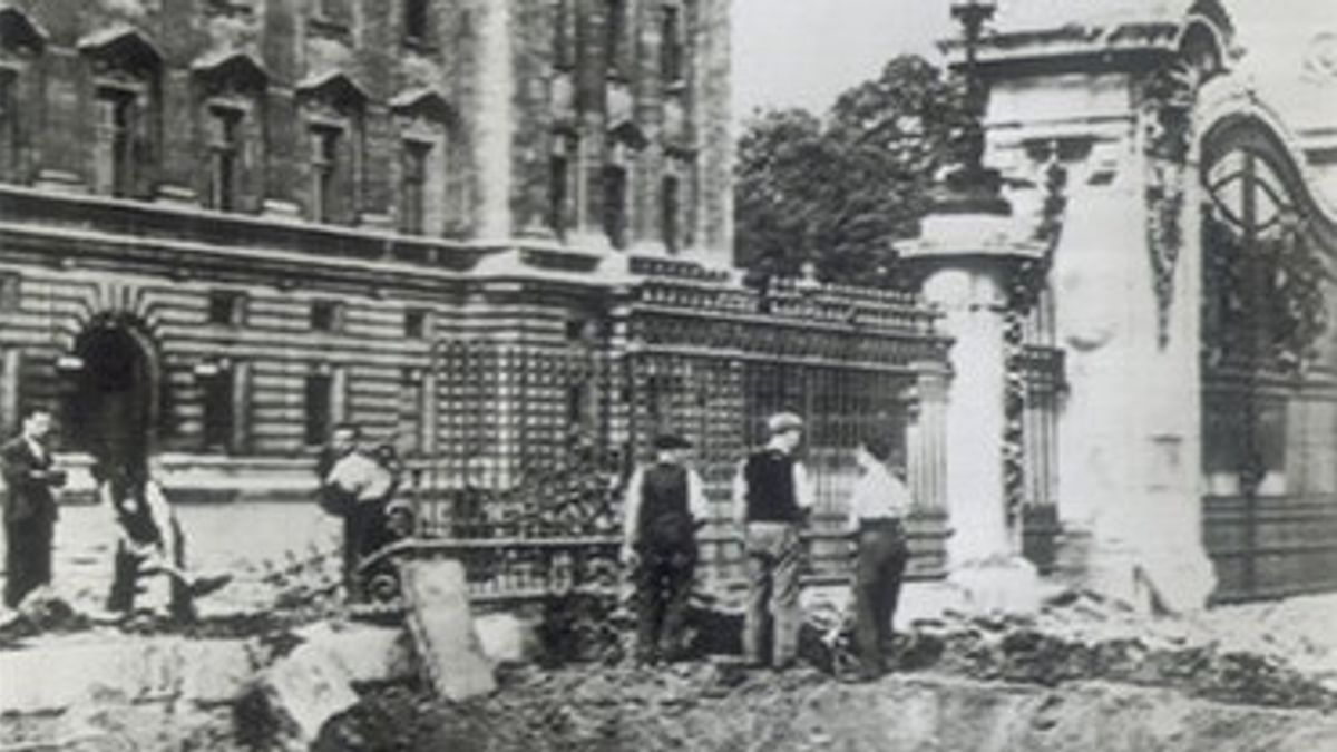 Bombardement Allemand Du Palais De Buckingham à La Mémoire De La Reine Elizabeth