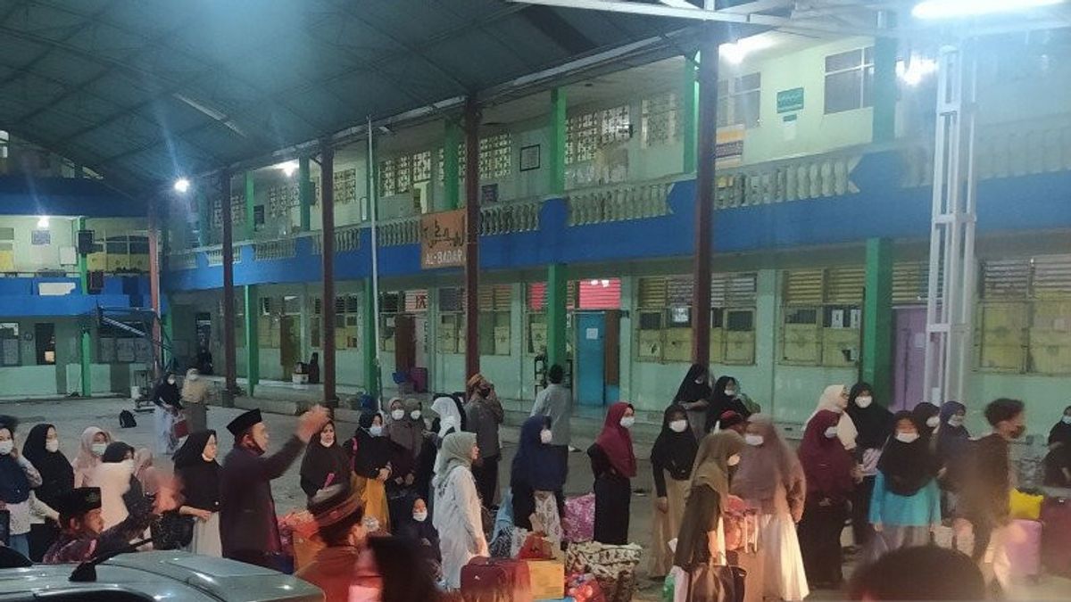 Before Homecoming Was Prohibited, Thousands Of Students From Al-Ittihad Islamic Boarding School Were Discharged Early