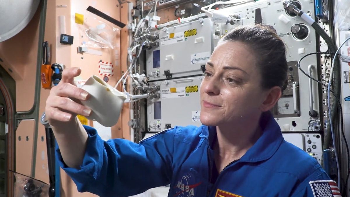 ناسا تصنع فنجانا يمكن استخدامه للقهوة في الفضاء