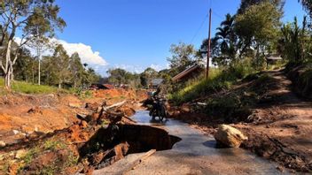 لا يمكن الوصول إلى طريق الاتصال 4 قرى في بينير ميريخ في آتشيه بعد كارثة سومطرة