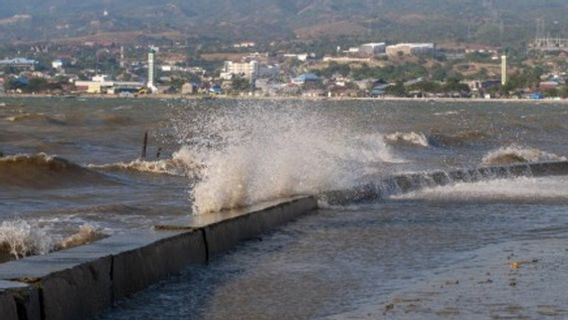 Alerte Aux Hautes Vagues, Les Pêcheurs Du Centre De Sulawesi Invités à Faire Attention