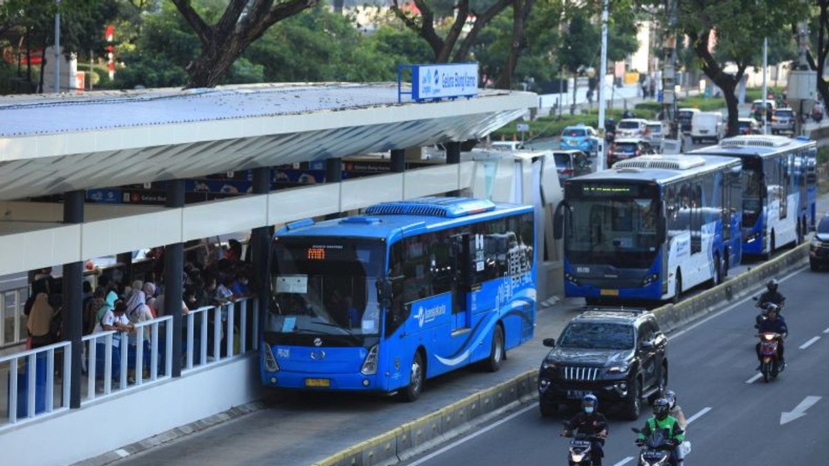 Anies Ogah Tanggapi Antrean Panjang Penumpang Transjakarta Akibat Kartu Terblokir