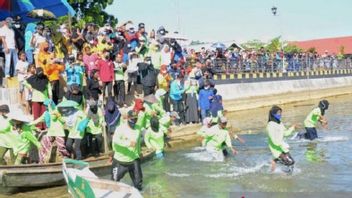 ケンダリ市政府、海上でゴミ拾い競争を開催