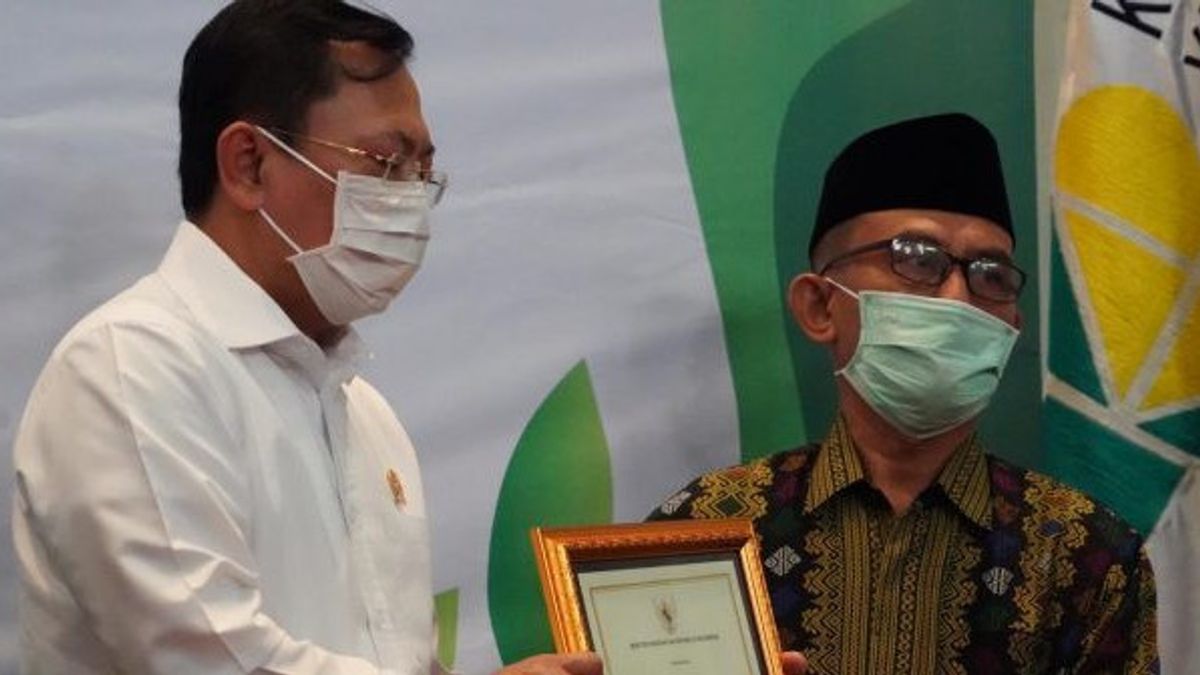 向在中爪哇死于卫生部长Terawan的5名医务工作者颁奖