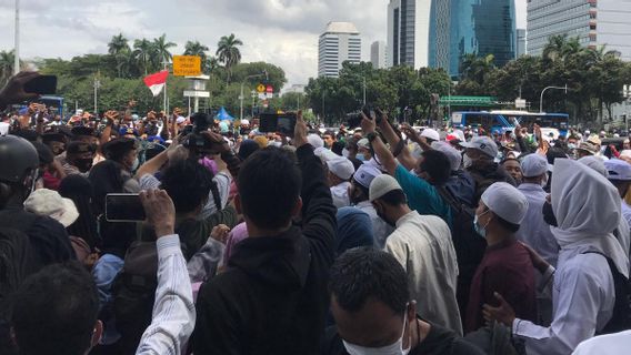 Massa Aksi 1812 Bebaskan Rizieq Shihab Ngotot Bertahan Meski Dipukul Mundur Polisi