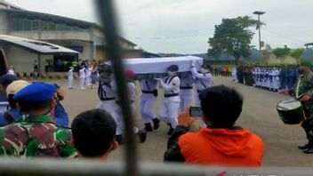 ケンダリに到着, 海兵隊中尉の死後の体, イクバル.M, パプアKKBの犠牲者, 軍事式典で歓迎