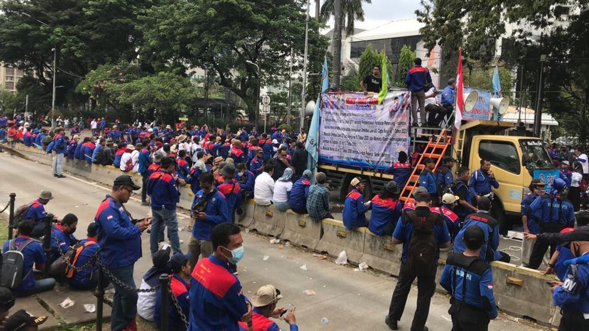 Not In The DPR, The Mass Of The Alliance Of The Joint Labor Movement Holds A Demo At The State Palace