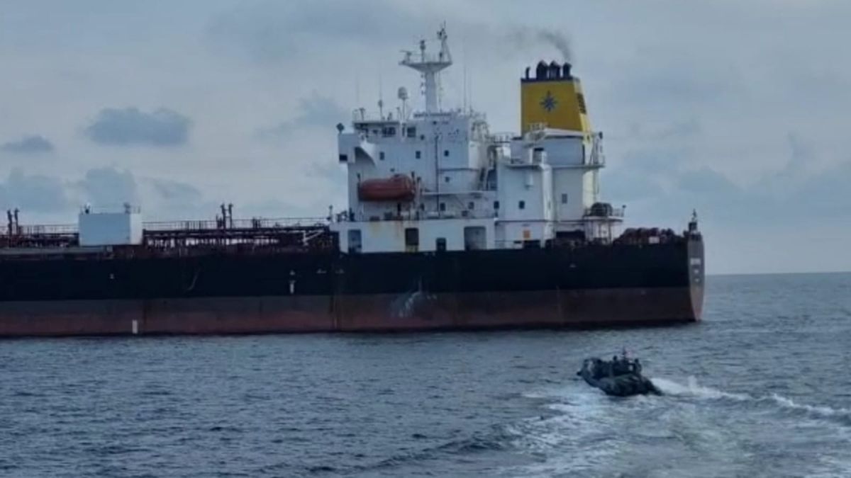 Allegedly Smuggling Practices, Indonesian Navy Seizes 2 Tankers Loading Palm Oil
