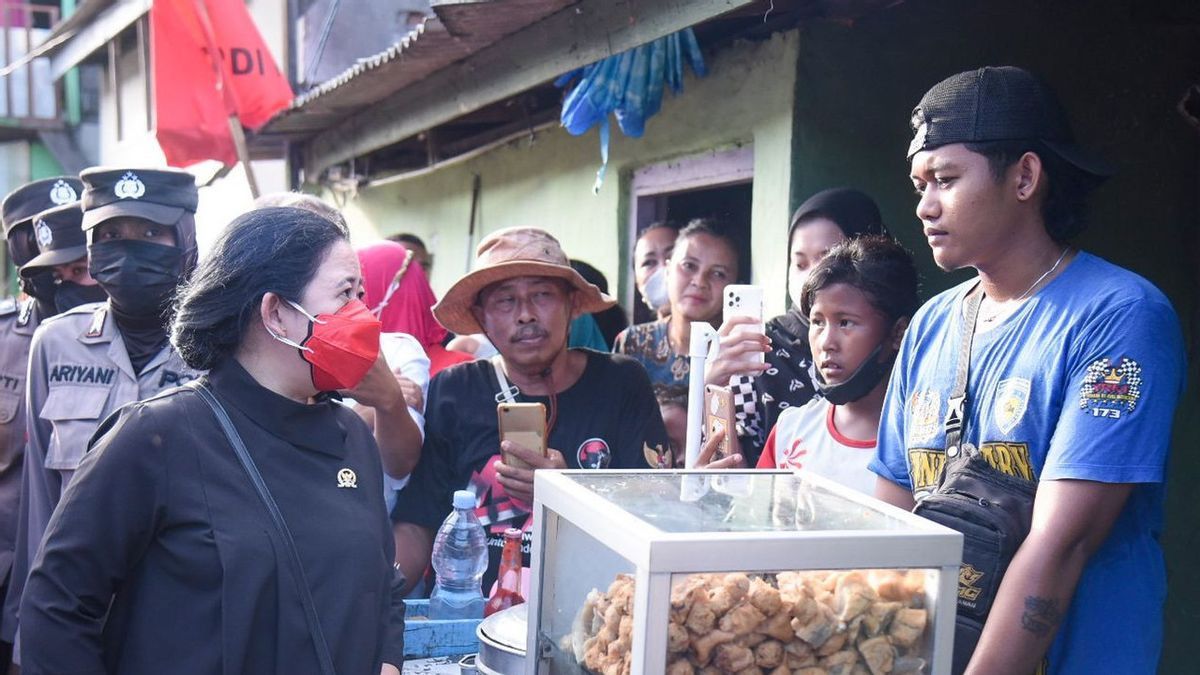 Temui Warga Bantaran Rel Kereta di Surabaya, Puan Maharani Beri Merchandise untuk Orang yang Tahu Sosok Dirinya