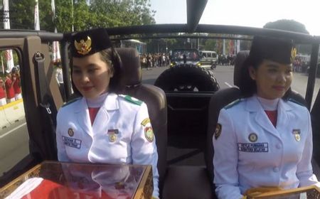 Kachina Ozora dan Keyla Azzahra Purnama Bawa Duplikat Bendera Merah Putih dan Teks Proklamasi dalam Kirab dari Monas ke Halim Perdanakusuma