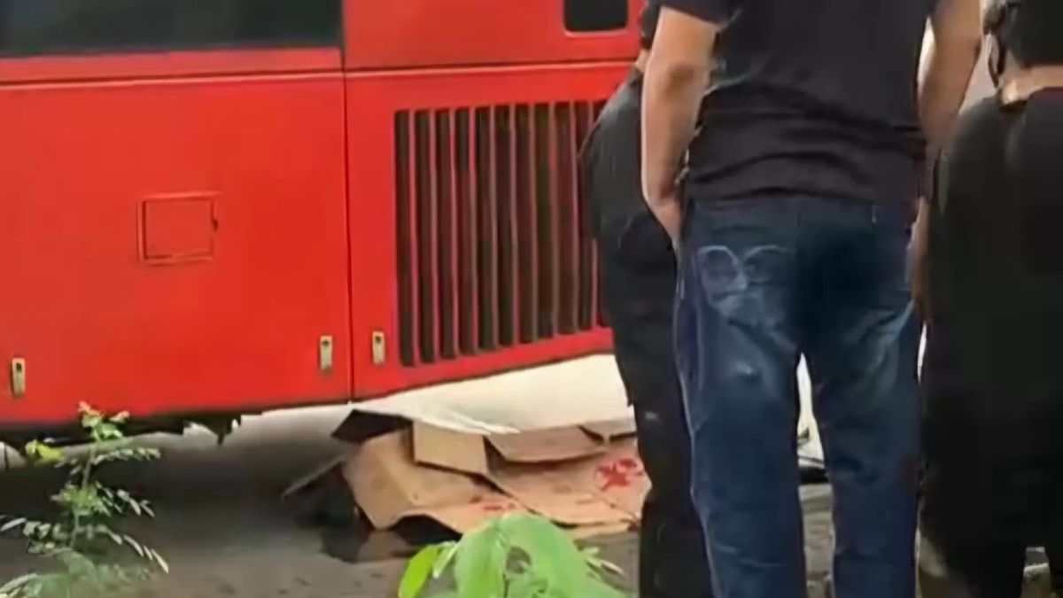 歩く男がトランスジャカルタバスに轢かれ、死亡