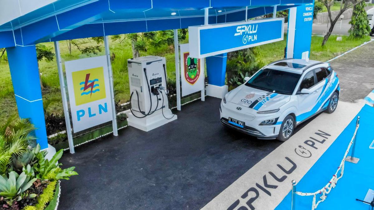 PLN Operations SPKLU Fast Charging At The South Kalimantan Provincial Government Office