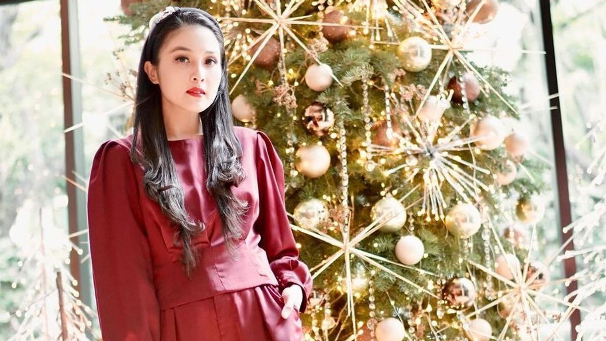 Beautiful With Red And Black Outfit Touch, Take A Peek At 8 Portraits Of Sandra Dewi Bernuansa Natal