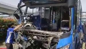 Bus TransJakarta yang Sedang Berhenti di Halte Busway, Dihantam dari Belakang Hingga Sopir Tewas