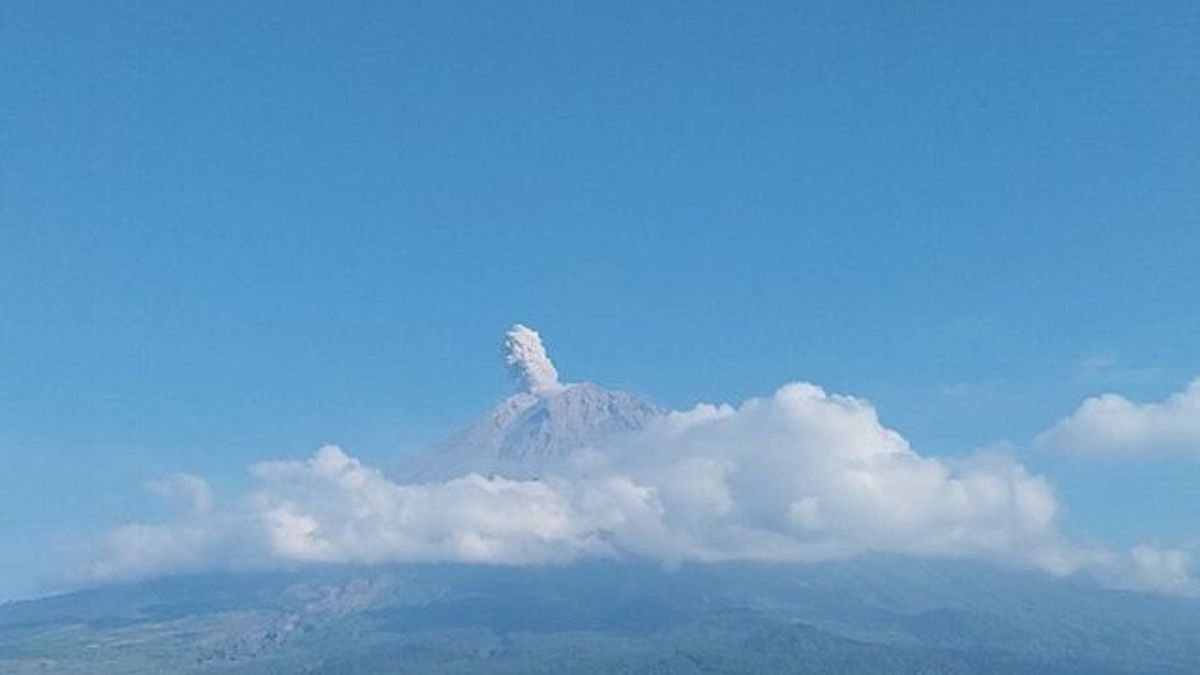 塞梅鲁火山喷发高度高达900米,卢马让居民被要求注意热云