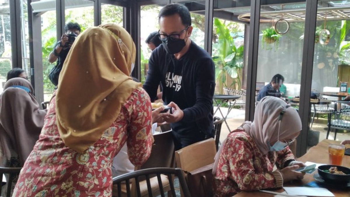  Wali Kota Bogor Bima Arya Traktir Makan Perawat dan Beri Voucher Belanja