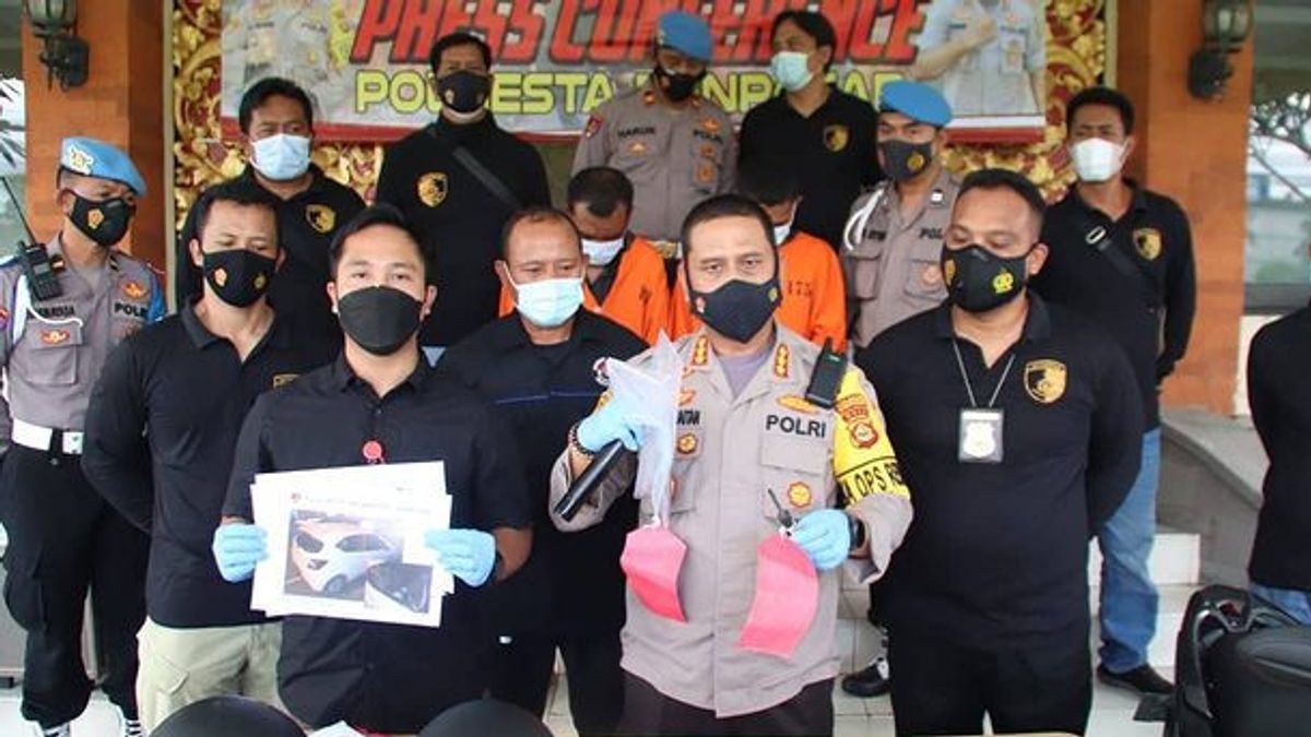 Le Voleur De Briseur De Verre De Voiture à Denpasar Est Arrêté Par La Police