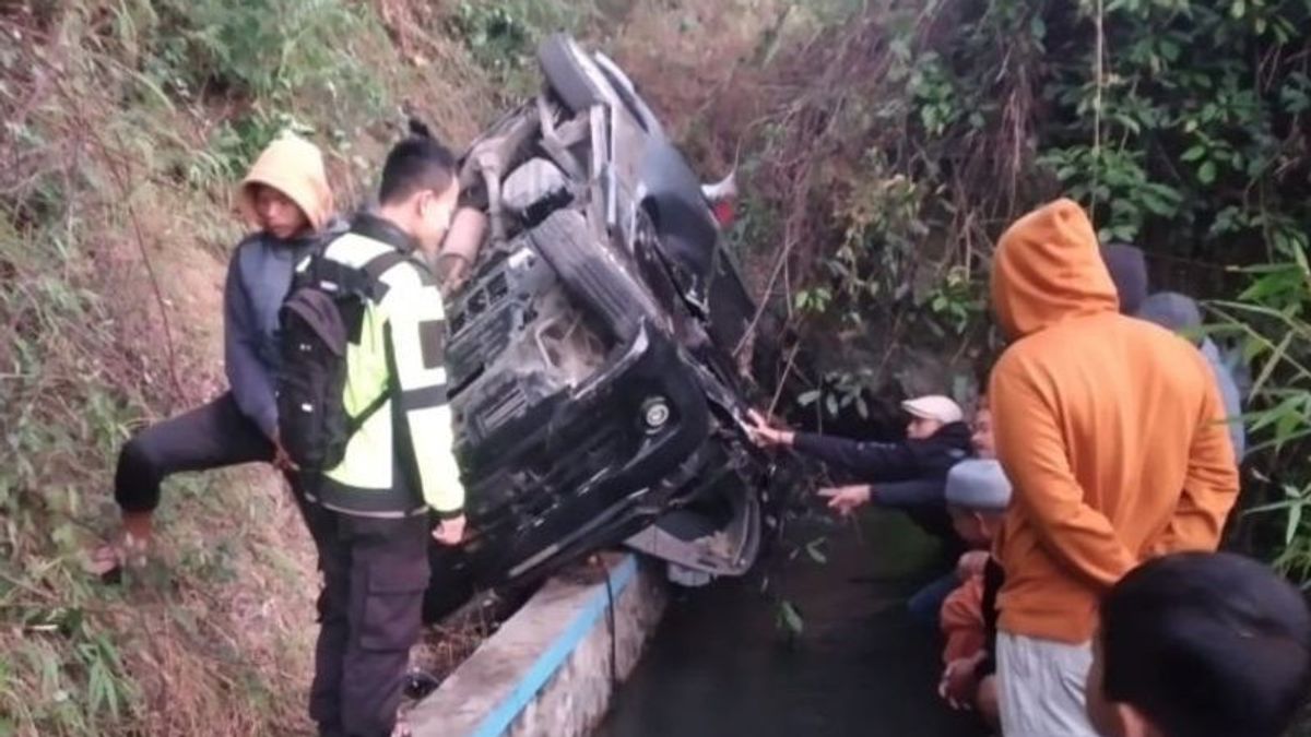 7 Injured After Minibus Enters Abyss In Garut, Evacuation Constrained Equipment