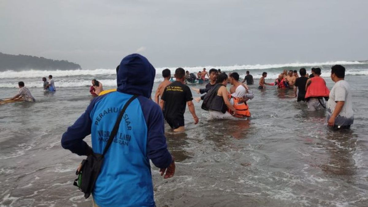 Tim SAR Evakuasi Wisatawan yang Tewas Tenggelam di Pantai Pangandaran