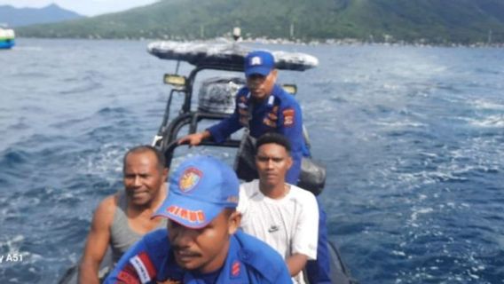 سفينة تغرق بسبب الأمواج في لارانوتوكا، تم إنقاذ 2 من أفراد الطاقم من قبل شرطة نوسا تينجارا التابعة لولاية نيغارا
