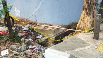 Sampah di Lokasi Temuan Tengkorak Manusia Masih Tercecer di Jalan Raden Inten Duren Sawit