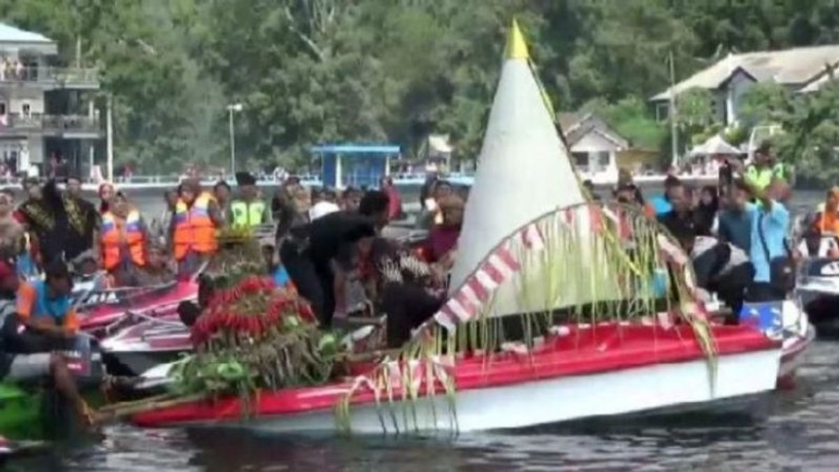 Larung Offerings Tradition Of Telaga Sarangan Magetan 2022 Held Closed