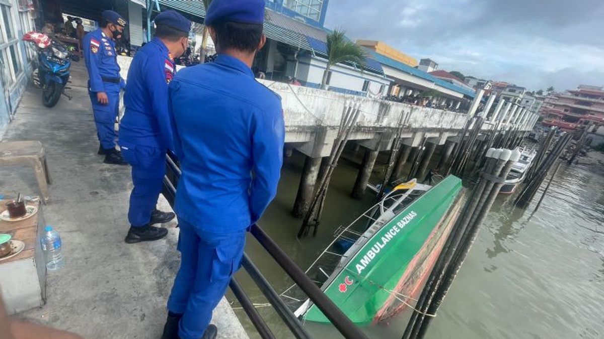 Kapal Ambulans di Karimun Terbalik Akibat Dihantam Angin, Evakuasi Gunakan <i>Crane</i>